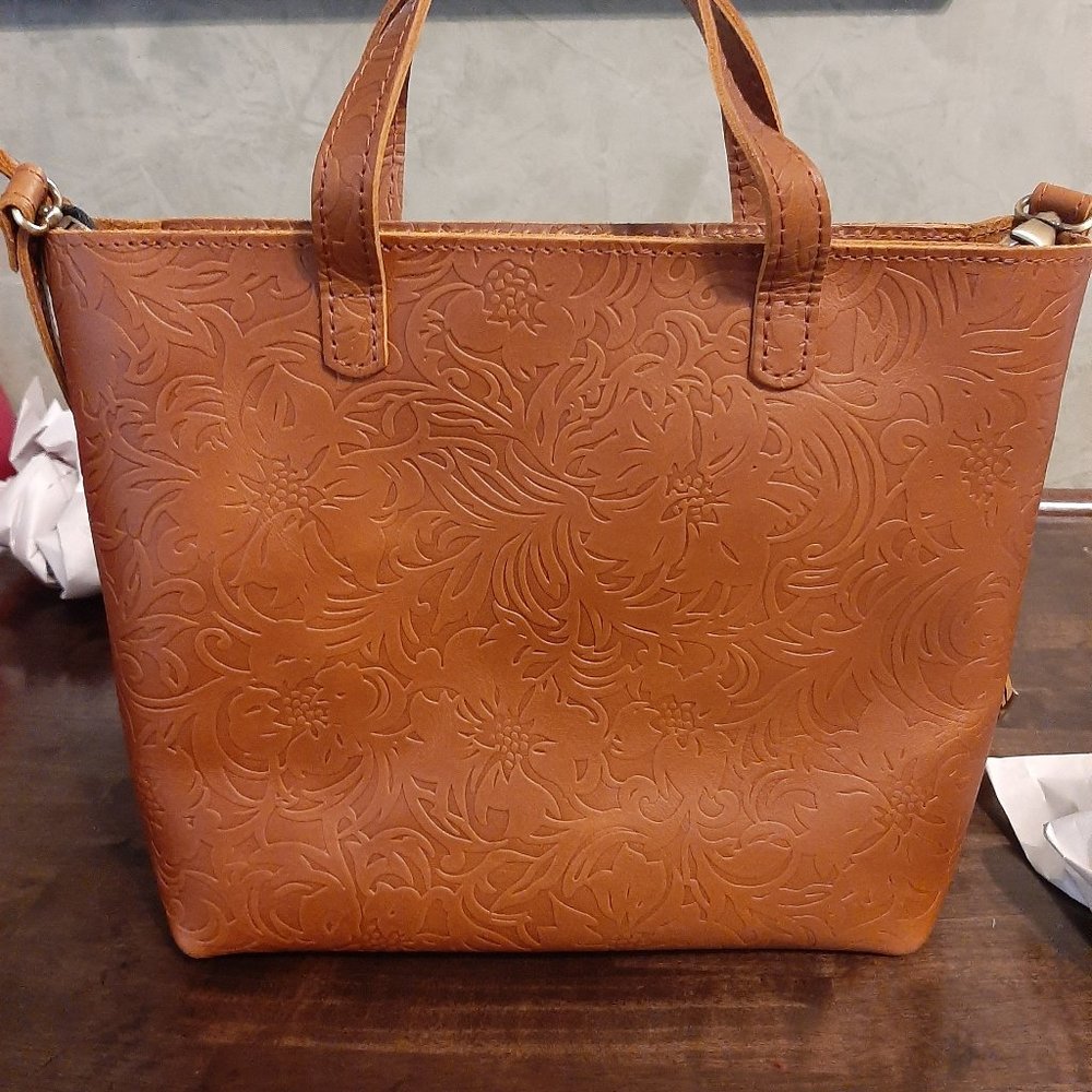 MEDIUM CROSSBODY LEATHER TOTE